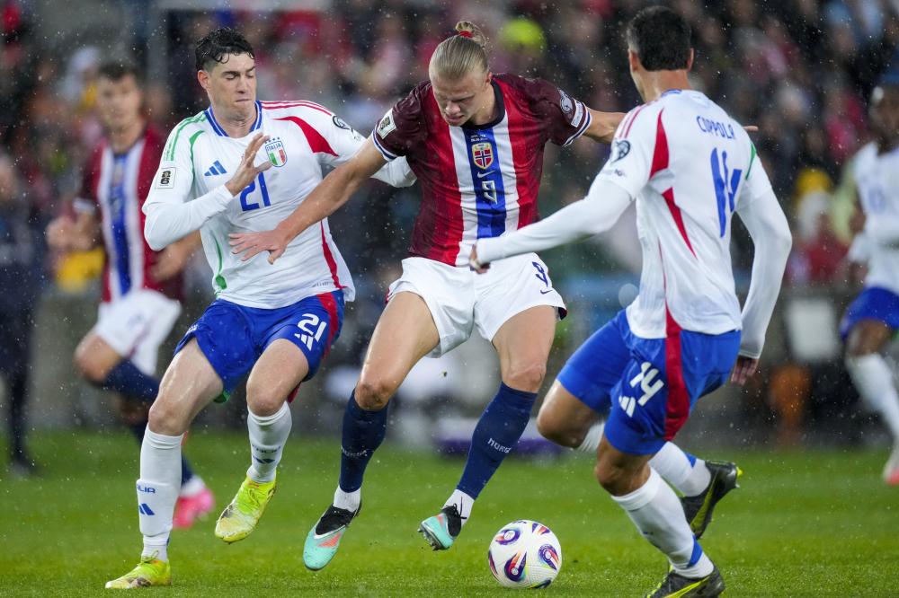 刘璇陪5岁女儿练体操，手持长棍严厉还疲惫，住300平豪宅又大又乱