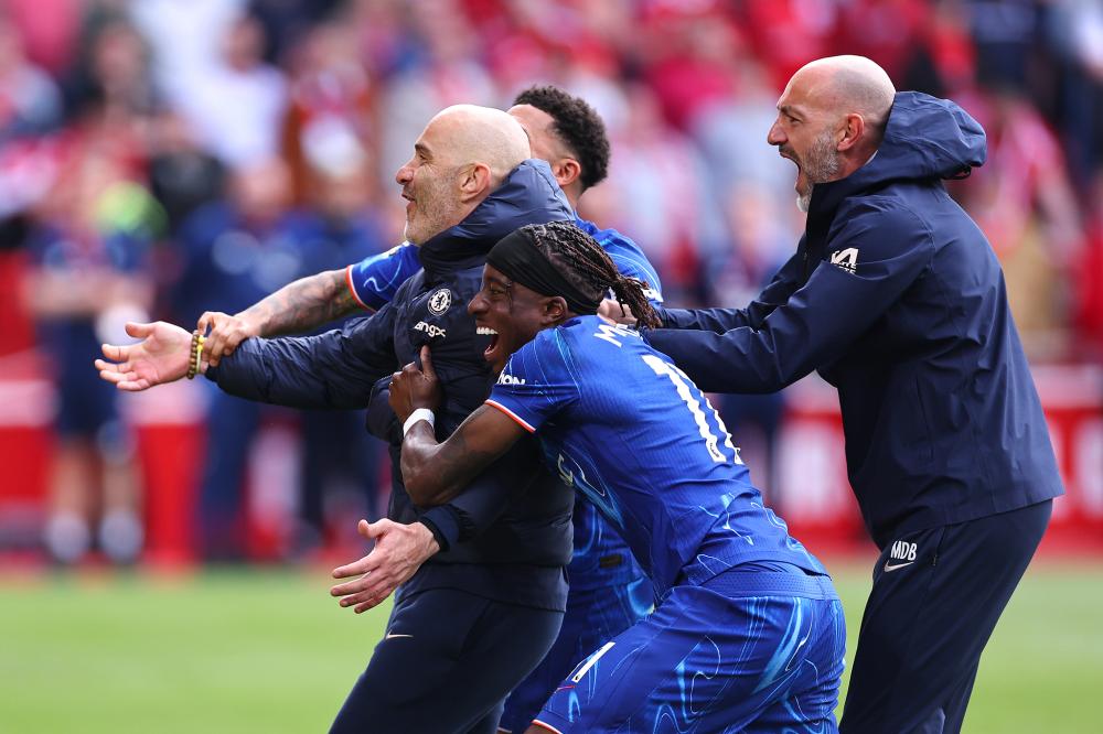 曼联因巴塞罗那关注而面临挑战，加布里埃尔被多家俱乐部关注，但曼联尽力留住他。