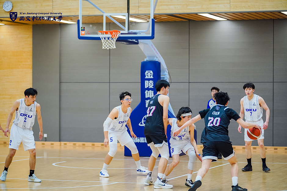 每体列足坛十大奇葩条款：博格坎普拒坐飞机；内马尔微笑条款