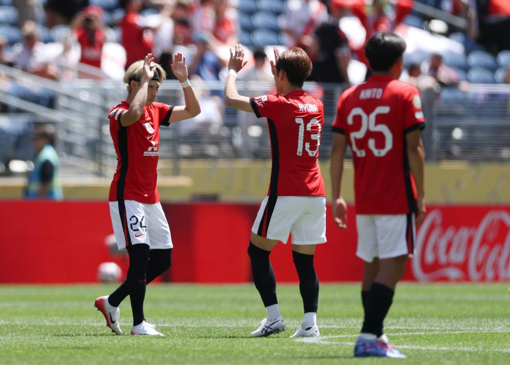 詹姆斯时隔14年再次来蓉，现场表白“我太爱成都了”，球迷冒雨齐聚万象城集体高呼“LBJ”